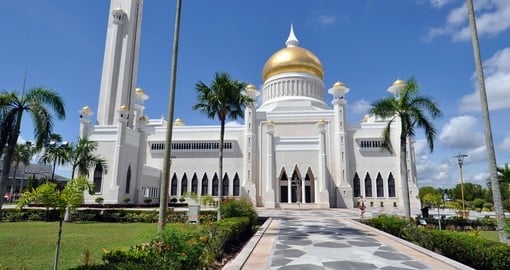 Learn about local culture and religion through teachings of this white clad Mosque on your tour of brunei