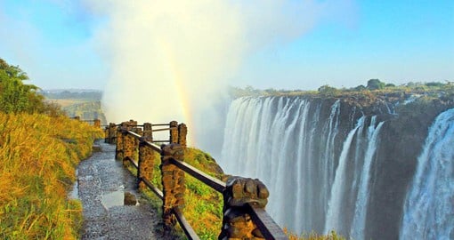 Forming the border between Zambia and Zimbabwe, V ictoria Falls is a spectacular sight of awe-inspiring beauty