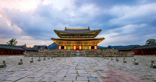 Explore ancient architecture of the Joseon dynasty at Gyeongbokgung Palace.