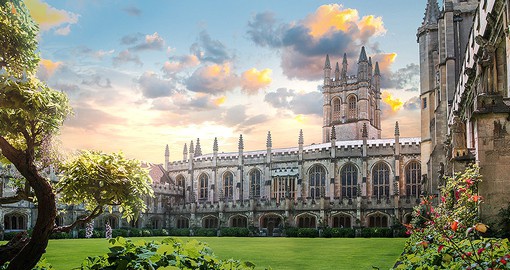 Visit Oxford city and discover its prestigious university dream of beautiful minds during your next England vacations.