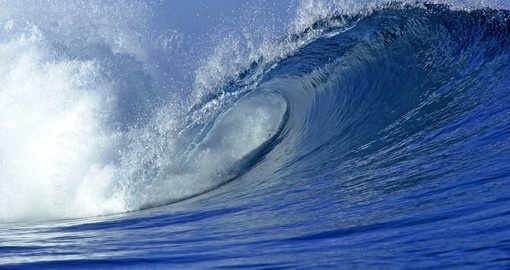 Tropical wave barrel in the ocean