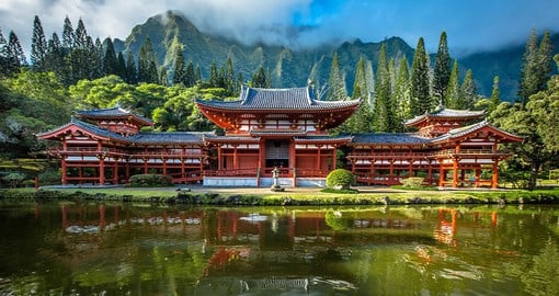 Make a stop at the foot of the Ko'olau Mountains to admire the Byodo-In Temple, a monument to the island's Japanese immigrants