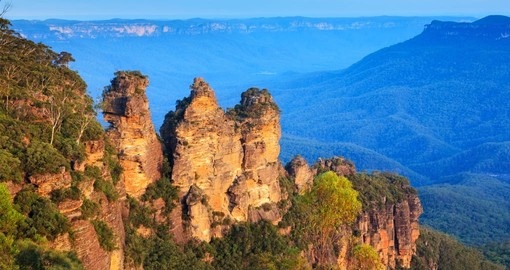 Your Australia vacations travels to the Blue Mountains and the famous Three Sisters rock formation