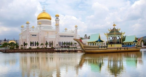 Sultan Mosque by the river