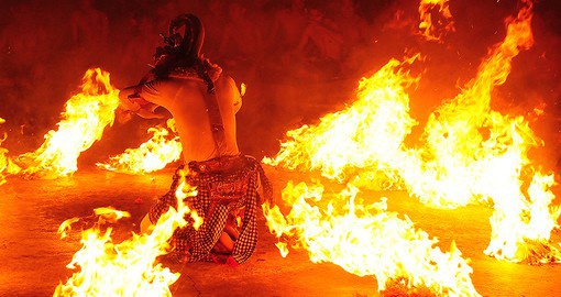 One of Baii's iconic art performances, the Kecak Fire Dance takes place at Uluwatu Temple
