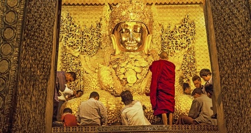Buddha statue in Mahamuni Pagoda