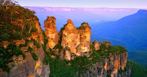 Explore the breathtaking view of The Three Sisters, a towering sandstone formation and sacred aboriginal site, at Blue Mountains National Park