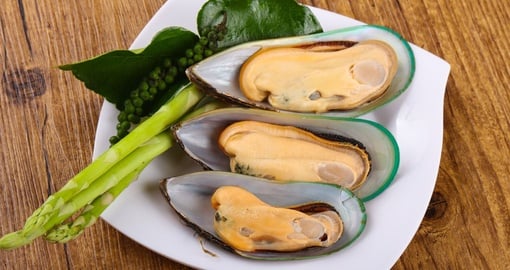 Enjoy a delicious lunch of Greenshell Mussles on your New Zealand Vacation