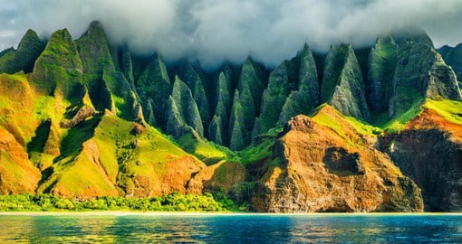 Experience beautiful Hawaiian Valley with a view of the Pacific Ocean during your next Hawaii tours.
