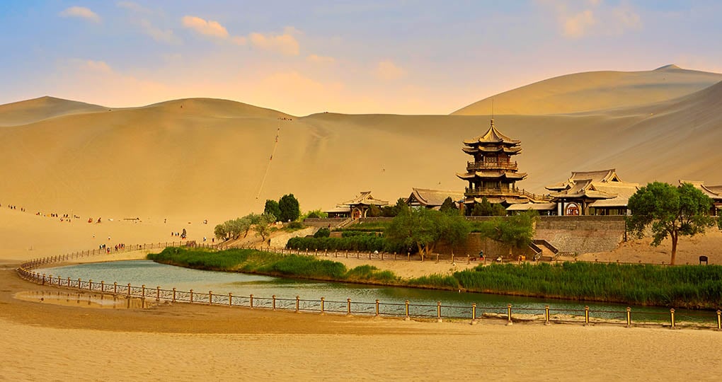 dunhuang_crescent_moon_spring_567593710.jpg